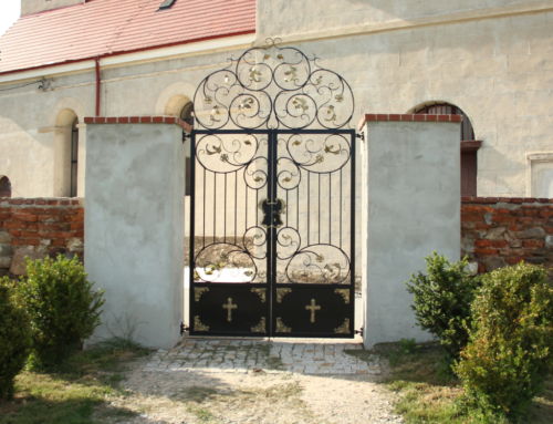 Bramka cmentarna, furtka do kościoła